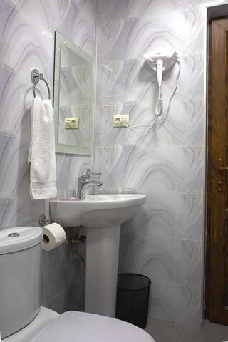 Гостевой дом Mestia Residence Местиа Номер Делюкс (для 2 взрослых и 1 ребенка)-1