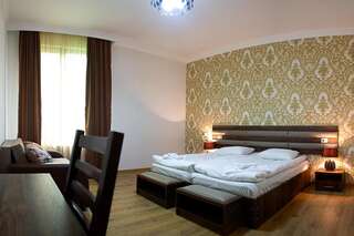 Гостевой дом Mestia Residence Местиа Номер Делюкс (для 2 взрослых и 1 ребенка)-4